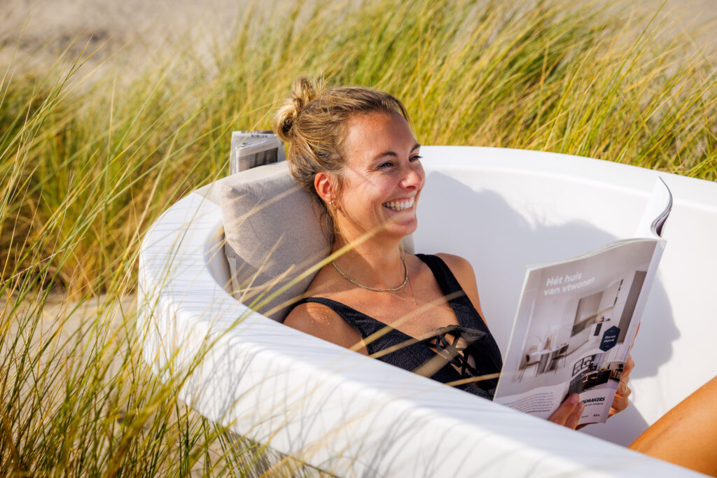 Auralis Living Gardentub wit met kussen aan zee