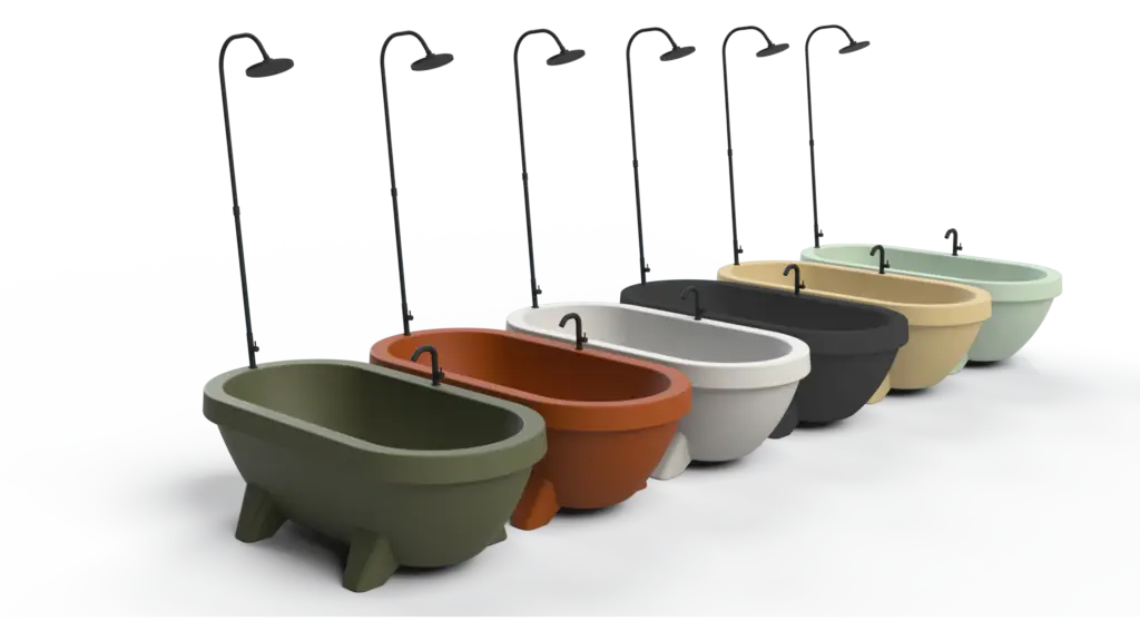 Série Gardentub da Auralis Living com torneira e chuveiro — a Gardentub branca da Auralis Living com duas pessoas a desfrutar do luxo de uma banheira ao ar livre