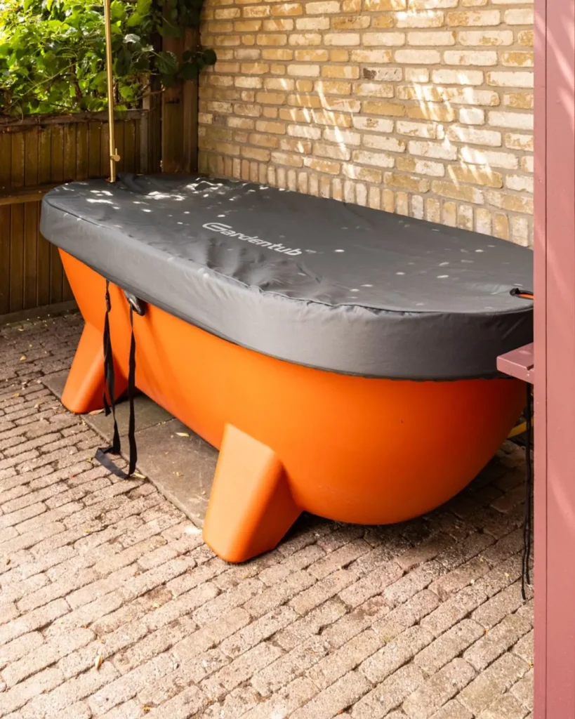Auralis Living Gardentub orange outdoor bathtub with anthracite protective cover